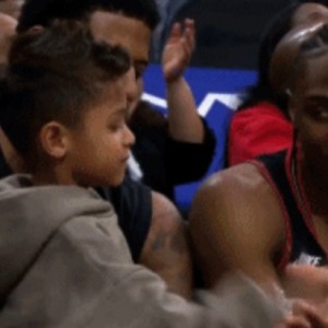 亲子时刻！末节乔治带儿子在替补席 乔治儿子跟马克西等队友互动